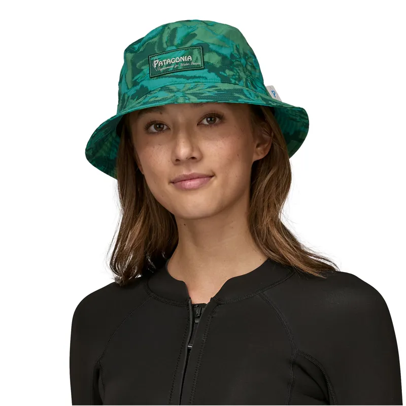 Patagonia Wavefarer Bucket Hat Water People Banner Cliffs and Waves Conifer Green-1