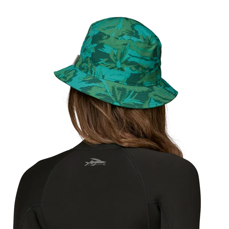 Patagonia Wavefarer Bucket Hat Water People Banner Cliffs and Waves Conifer Green-2